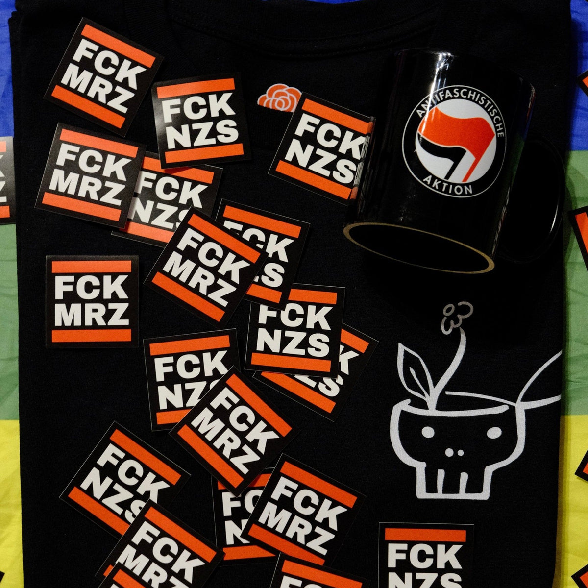 Antifa-Bundles: T-Shirt, Tasse und Sticker