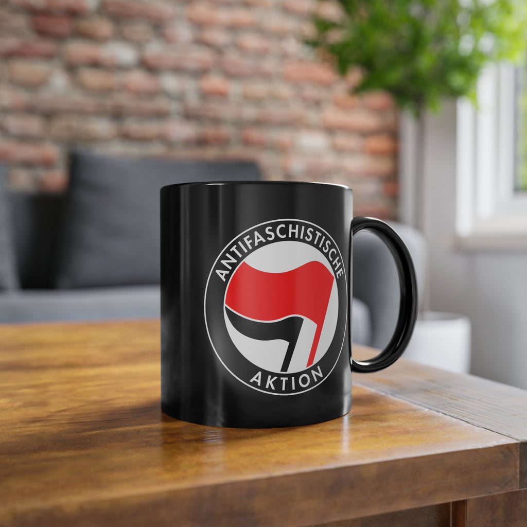 Antifaschistische Aktion – Tasse – Schwarz mit Antifa-Aufdruck