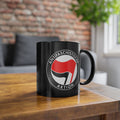 Antifaschistische Aktion – Tasse – Schwarz mit Antifa-Aufdruck