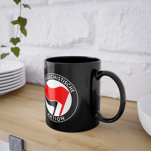 Antifaschistische Aktion – Tasse – Schwarz mit Antifa-Aufdruck