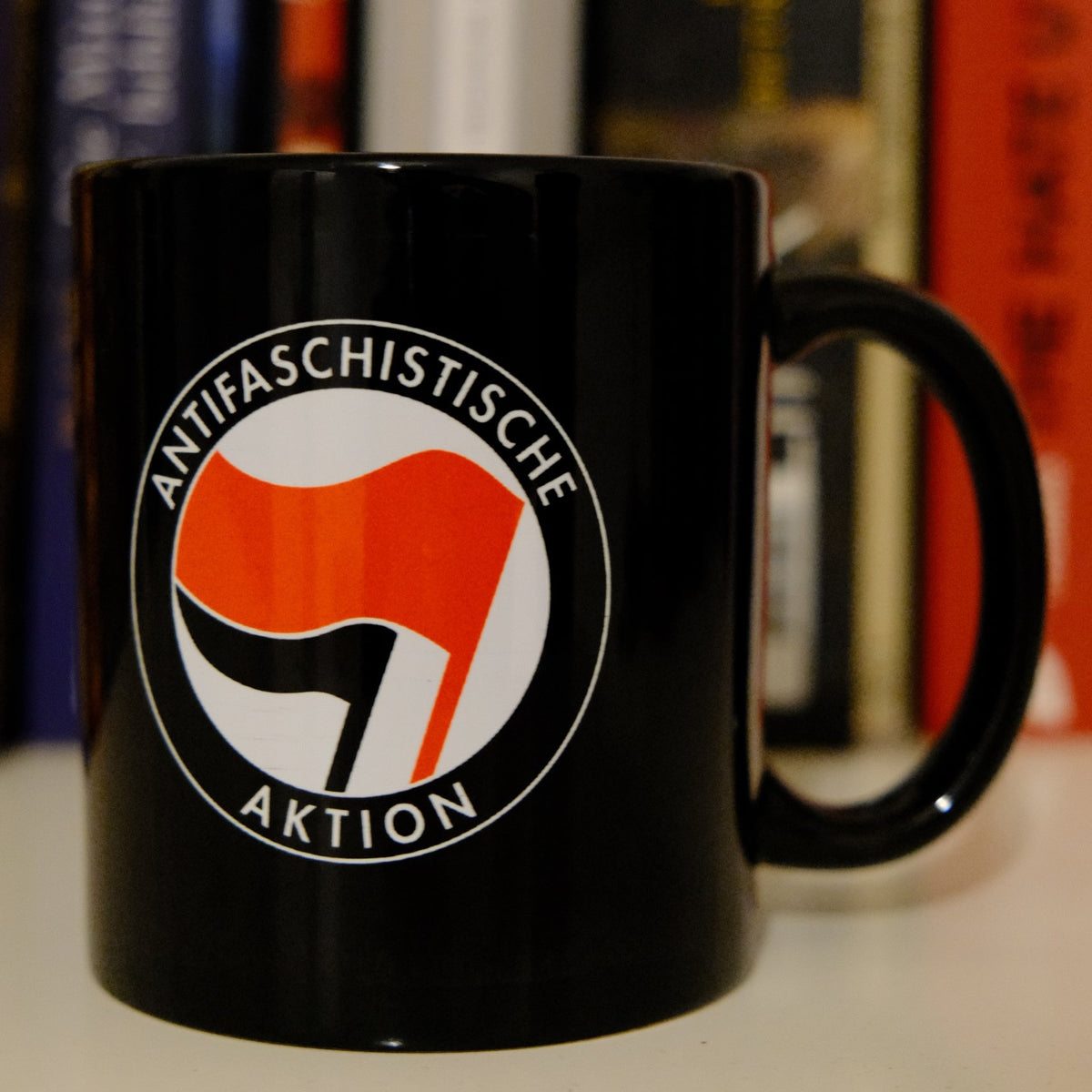 Antifaschistische Aktion Tasse – schwarz, Frontansicht