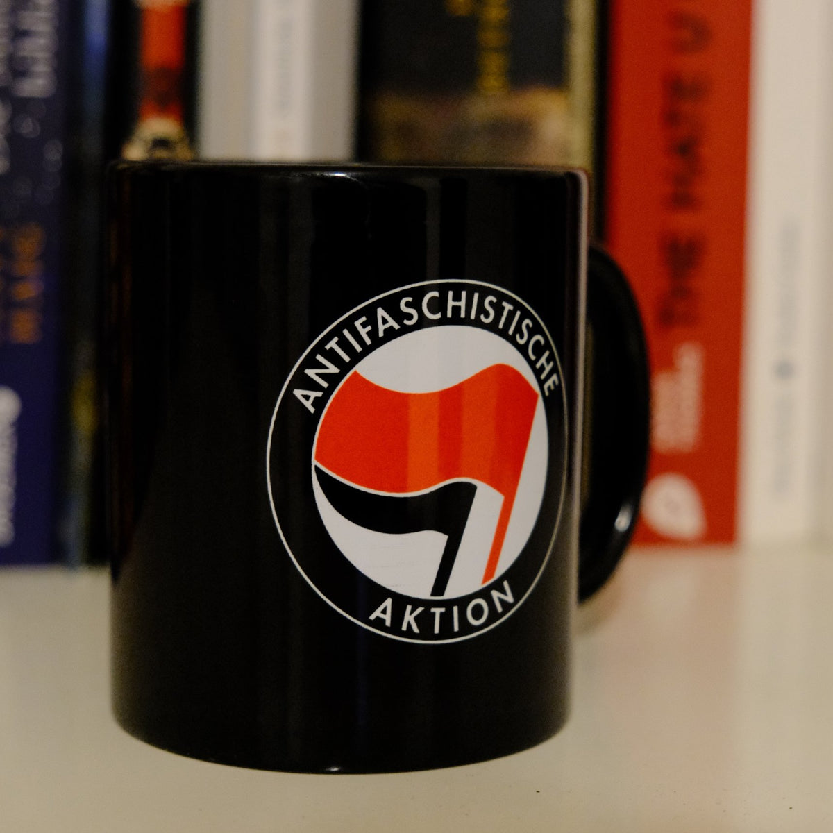 Antifaschistische Aktion Tasse – schwarz, seitliche Ansicht
