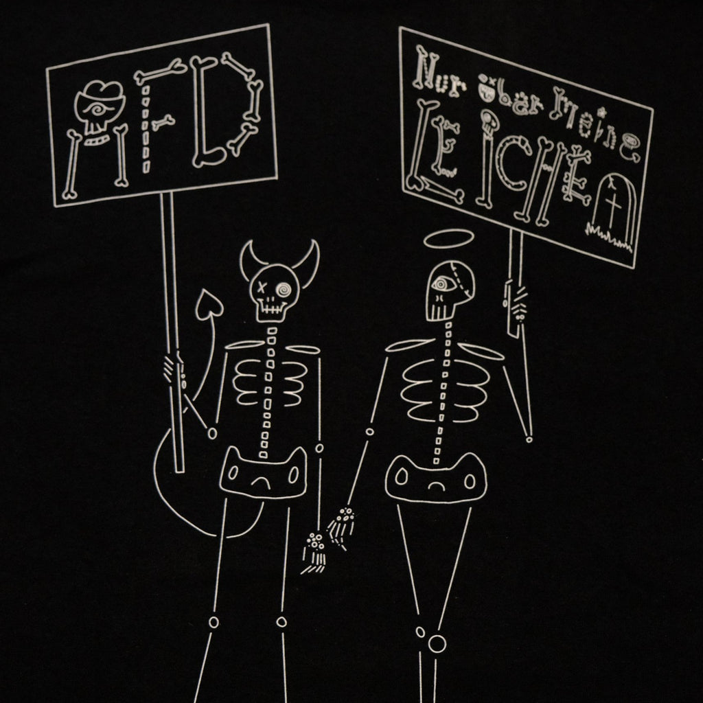 AfD? Nur über meine Leiche! T-Shirt – Backprint mit zwei Skeletten, Detailfoto