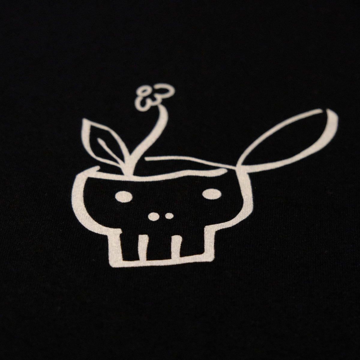 AfD? Nur über meine Leiche! T-Shirt – Totenkopf-Print vorne, Detailfoto